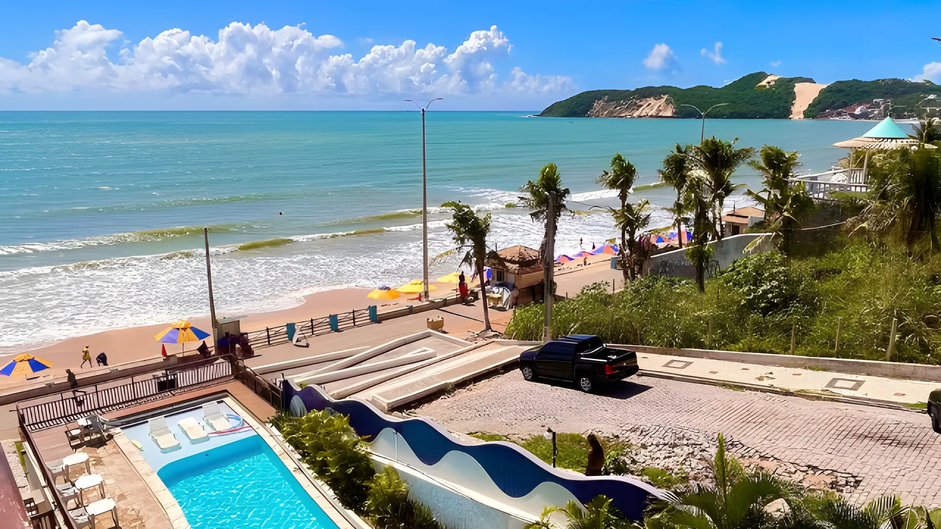 Vista do Blue Marlin para a praia de Ponta Negra e o Morro do Careca, com as piscinas do hotel em primeiro plano