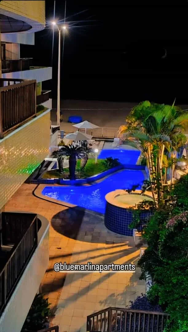 Piscina iluminada à noite